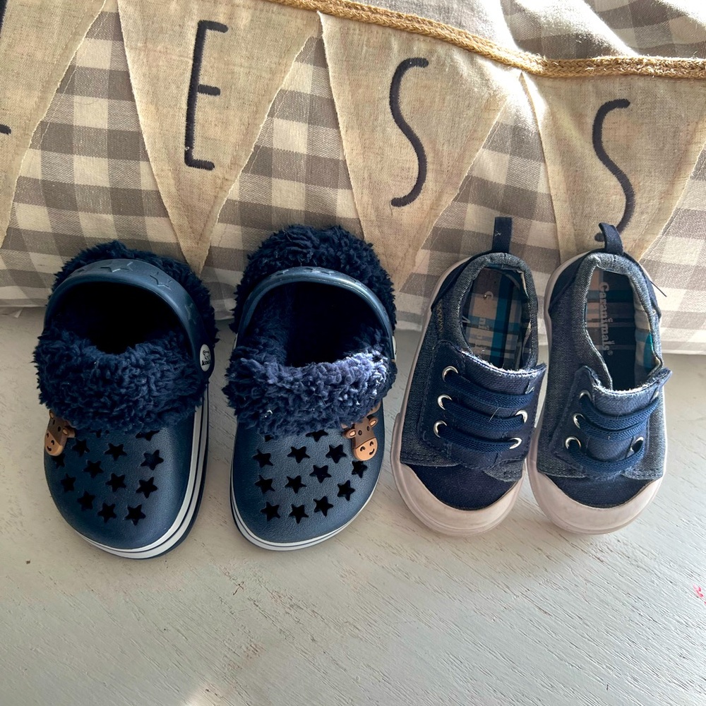 Bundle of two pairs of baby shoes